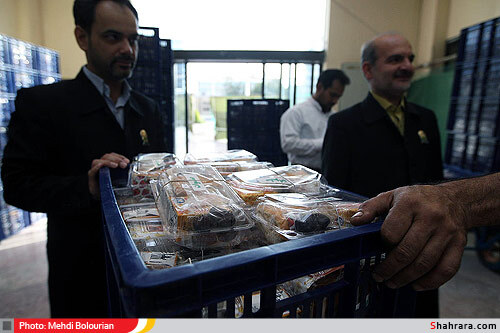 تهیه و توزیع افطار بین نمازگراران در حرم امام رضا(ع)