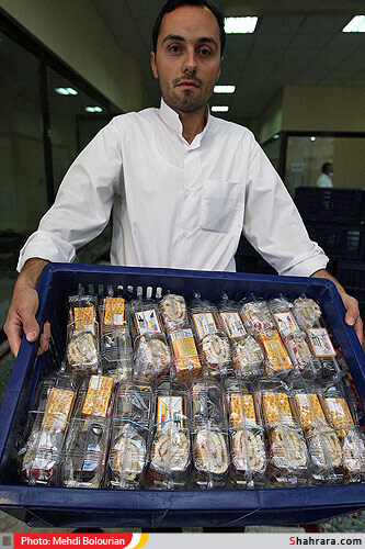 تهیه و توزیع افطار بین نمازگراران در حرم امام رضا(ع)