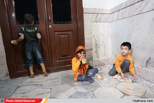 تهیه و توزیع افطار بین نمازگراران در حرم امام رضا(ع)