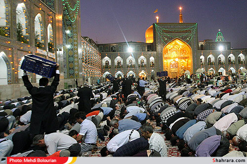 تهیه و توزیع افطار بین نمازگراران در حرم امام رضا(ع)