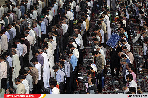 تهیه و توزیع افطار بین نمازگراران در حرم امام رضا(ع)