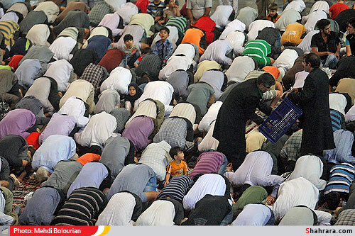 تهیه و توزیع افطار بین نمازگراران در حرم امام رضا(ع)