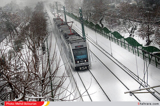 فعالیت قطار شهری در روز برفی