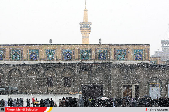 بارش برف در صحن و سرای منور رضوی