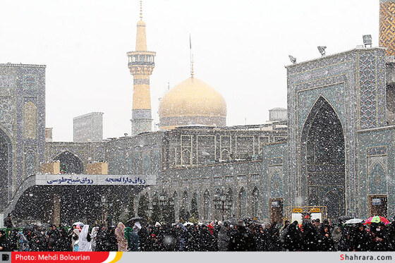 بارش برف در صحن و سرای منور رضوی