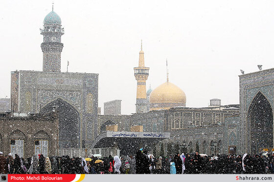 بارش برف در صحن و سرای منور رضوی