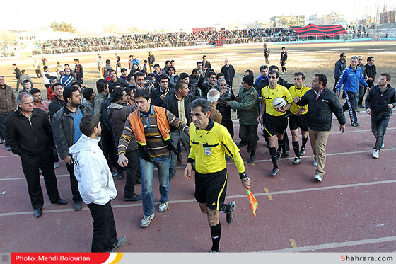 اعتراض تماشاگران به داور مسابقه