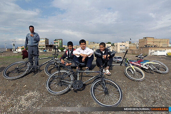 کشتی روی خاک در همسایگی فردوسی