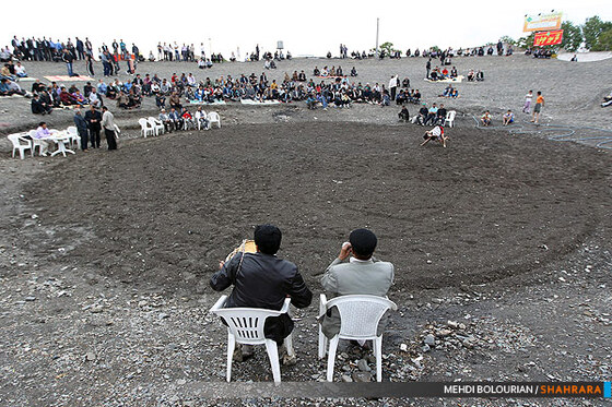 کشتی روی خاک در همسایگی فردوسی