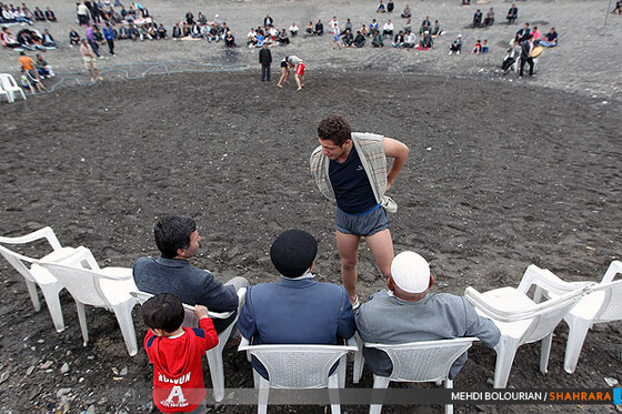 کشتی روی خاک در همسایگی فردوسی