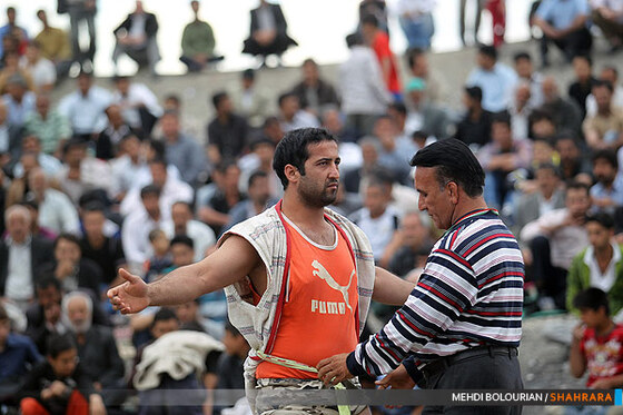 کشتی روی خاک در همسایگی فردوسی