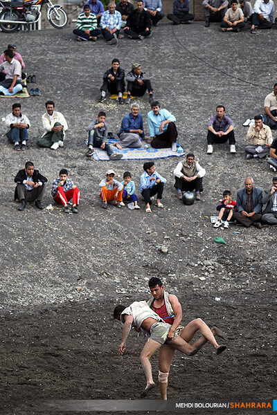 کشتی روی خاک در همسایگی فردوسی