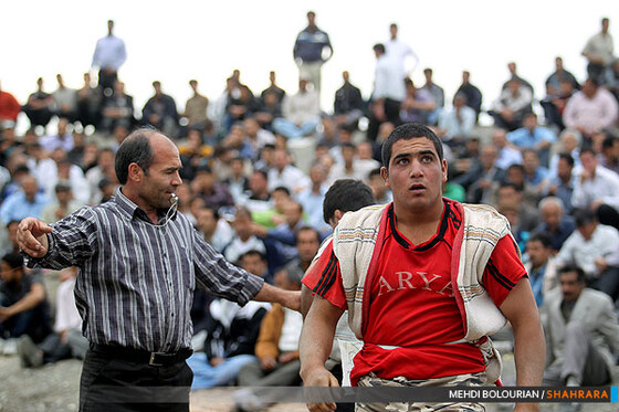 کشتی روی خاک در همسایگی فردوسی