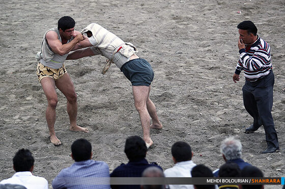 کشتی روی خاک در همسایگی فردوسی