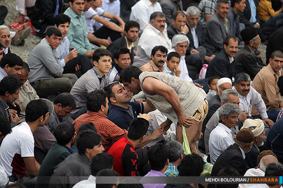 کشتی روی خاک در همسایگی فردوسی