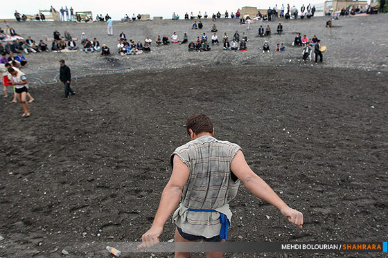 کشتی روی خاک در همسایگی فردوسی