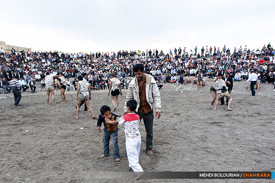 کشتی روی خاک در همسایگی فردوسی