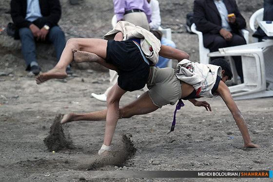 کشتی روی خاک در همسایگی فردوسی