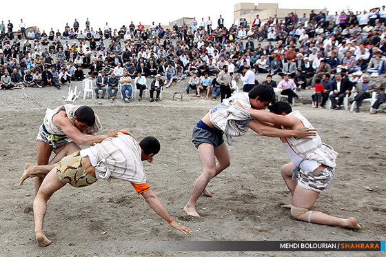 کشتی روی خاک در همسایگی فردوسی