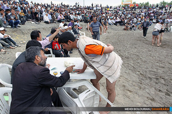 کشتی روی خاک در همسایگی فردوسی