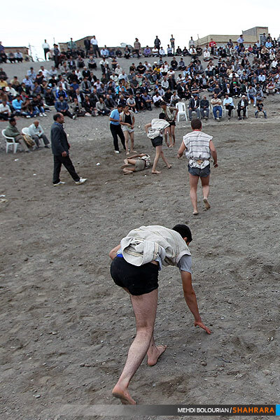 کشتی روی خاک در همسایگی فردوسی