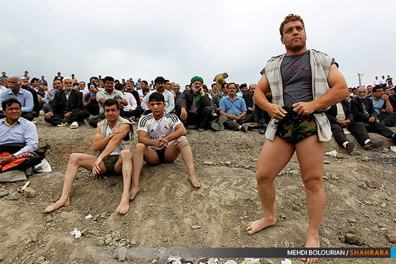 کشتی روی خاک در همسایگی فردوسی