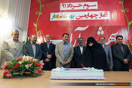 برش کیک تولد شهرآرا توسط همسر شهید ولی ا.. چراغچی