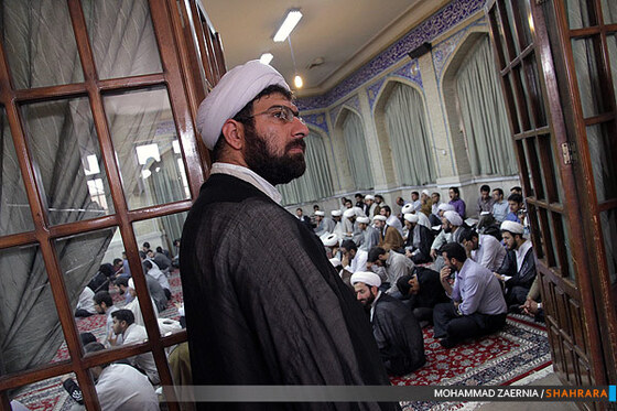 تجمع اعتراض آمیز طلاب و روحانیون بسیجی مشهد 