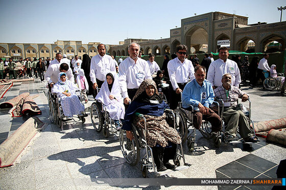 تشرف سالمندان و معلولین به حرم امام رضا(ع)