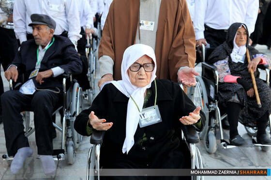 تشرف سالمندان و معلولین به حرم امام رضا(ع)