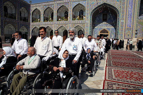 تشرف سالمندان و معلولین به حرم امام رضا(ع)
