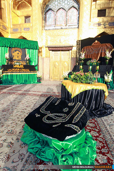 تعویض پرچم گنبد حرم امام رضا(ع)