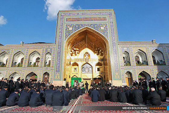 تعویض پرچم گنبد حرم امام رضا(ع)