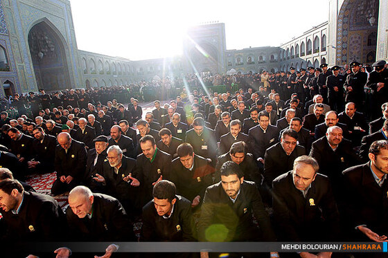 تعویض پرچم گنبد حرم امام رضا(ع)