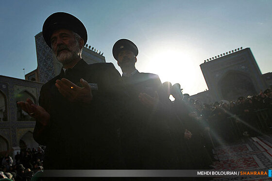 تعویض پرچم گنبد حرم امام رضا(ع)