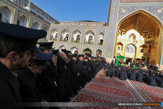 تعویض پرچم گنبد حرم امام رضا(ع)