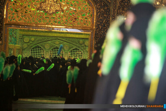 تعویض پرچم گنبد حرم امام رضا(ع)