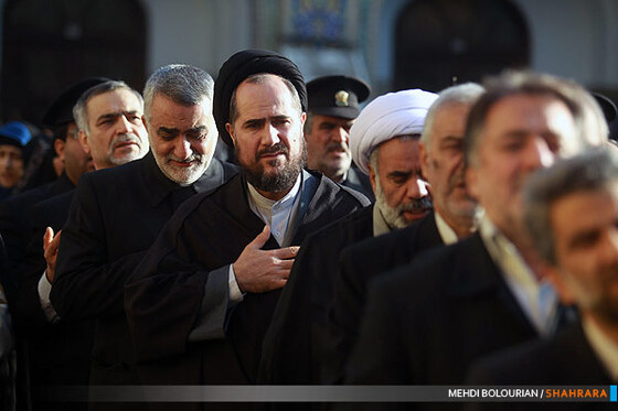 تعویض پرچم گنبد حرم امام رضا(ع)