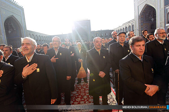 تعویض پرچم گنبد حرم امام رضا(ع)