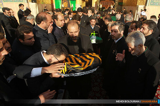 تعویض پرچم گنبد حرم امام رضا(ع)