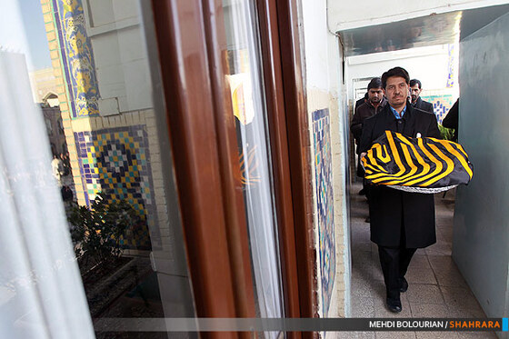 تعویض پرچم گنبد حرم امام رضا(ع)