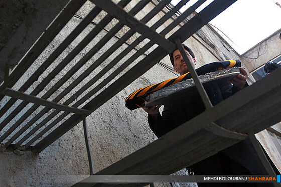 تعویض پرچم گنبد حرم امام رضا(ع)