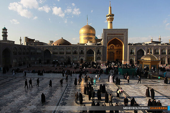 تعویض پرچم گنبد حرم امام رضا(ع)