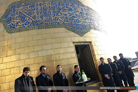 تعویض پرچم گنبد حرم امام رضا(ع)