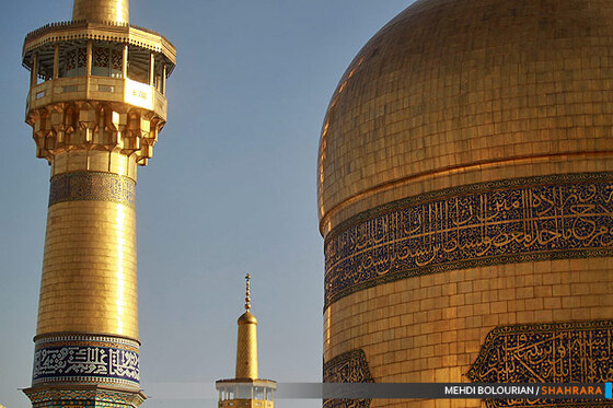 تعویض پرچم گنبد حرم امام رضا(ع)