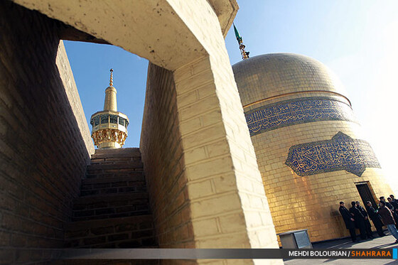 تعویض پرچم گنبد حرم امام رضا(ع)