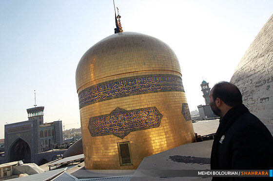 تعویض پرچم گنبد حرم امام رضا(ع)