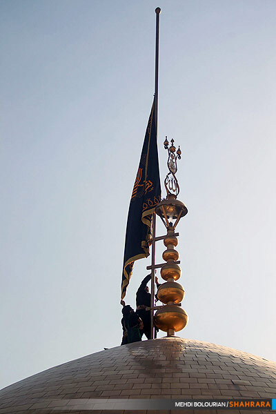 تعویض پرچم گنبد حرم امام رضا(ع)
