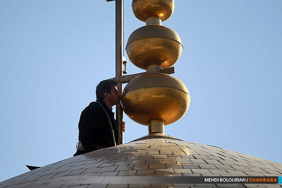 تعویض پرچم گنبد حرم امام رضا(ع)