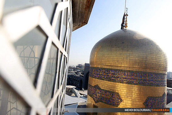 تعویض پرچم گنبد حرم امام رضا(ع)